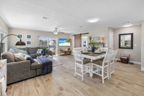 Una Smart TV, videojuegos, un futbolín, una mesa de tenis de mesa