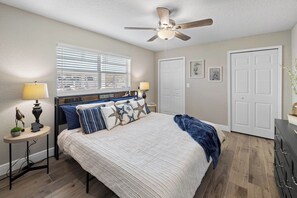 4 dormitorios, tabla de planchar con plancha, cuna de viaje