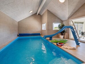 Casa | Piscina | Una piscina cubierta, una piscina al aire libre