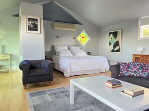 1 dormitori, planxa i posts de planxar, wifi i roba de llit 