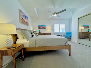 2 chambres, bureau, fer et planche à repasser, lit de bébé portatif