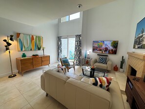 Smart TV, chimenea, libros, oficina