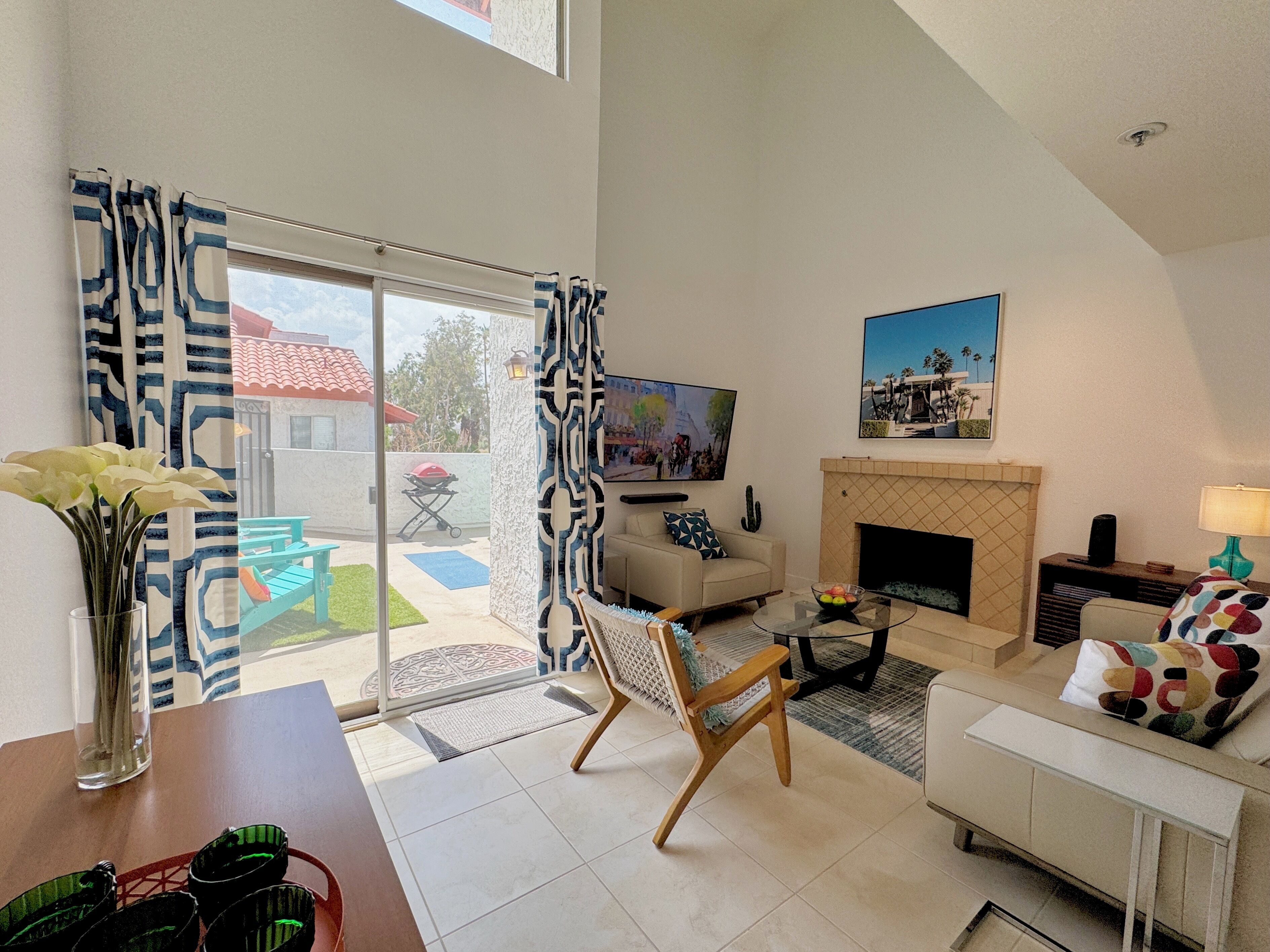 Smart TV, fireplace, books, offices