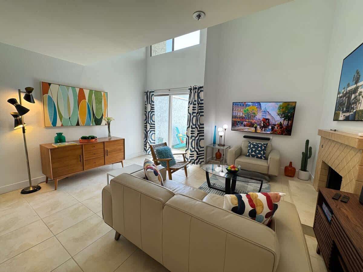 Smart TV, chimenea, libros y oficina 