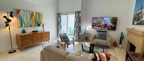 Smart TV, chimenea, libros y oficina