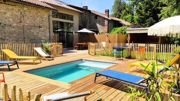 Een binnenzwembad en een buitenzwembad