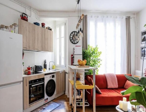 Réfrigérateur, micro-ondes, four, cafetière/bouilloire