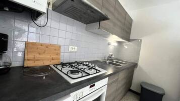 Fridge, microwave, oven, coffee/tea maker