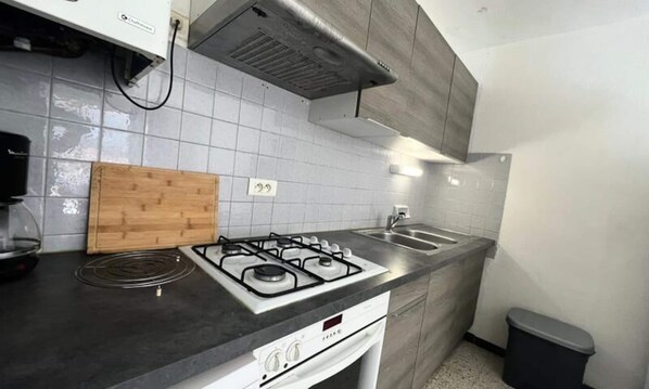 Fridge, microwave, oven, coffee/tea maker