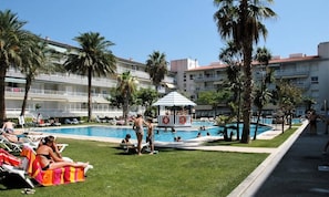 สระว่ายน้ำกลางแจ้ง