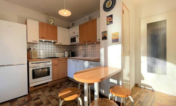 Peti sejuk, ketuhar gelombang mikro, ketuhar 