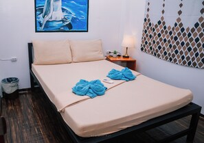 Standard-Doppelzimmer, Blick auf den Innenhof | Laptopgeeigneter Arbeitsplatz, kostenloses WLAN, Bettwäsche