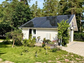 A single-story house with a sloped roof, a front porch, and a basketball hoop. - 4 Person Holiday Home in Borgholm (Borgholm)