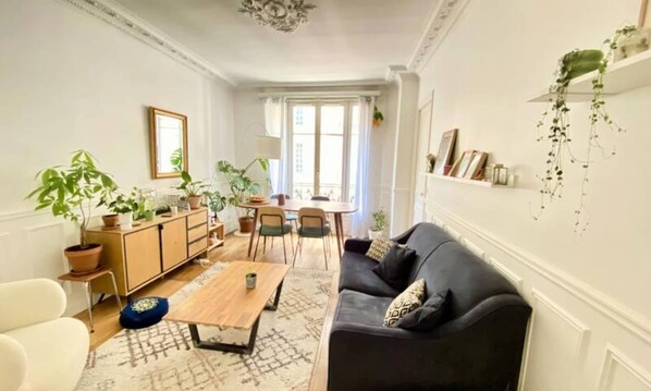 Living area - Splendid Apartment Close to La Villette (Paris)