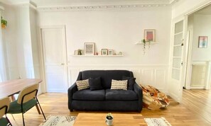 Living area - Splendid Apartment Close to La Villette (Paris)