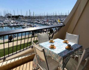 Outdoor dining - Residence L'escale Port for 6 People (Le Grau-Du-Roi)