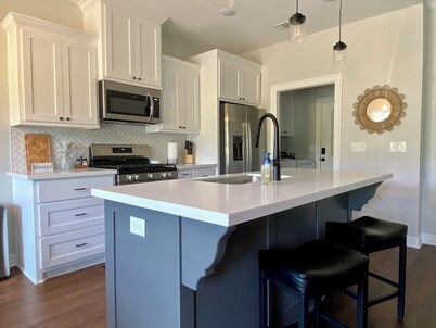 Modern Lufkin Retreat: High-end 3 Bedroom Home