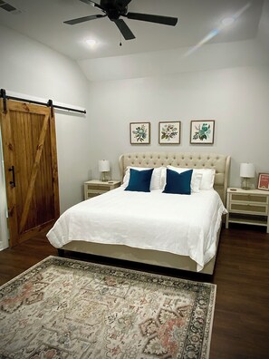 3 bedrooms, desk, iron/ironing board, free WiFi