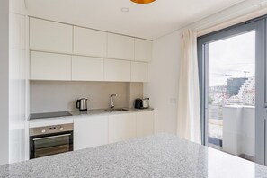 Frigorífico, microondas, horno y placa de cocina