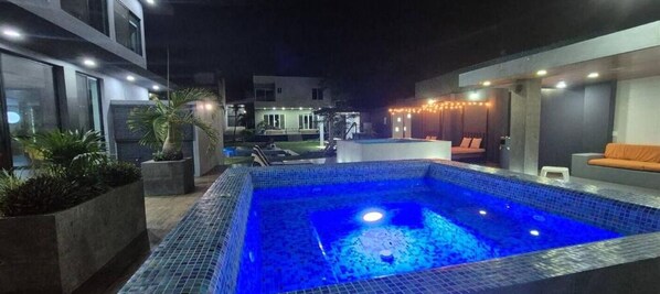 Una piscina al aire libre, una piscina climatizada