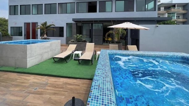 A modern house with a swimming pool, two sun loungers, and a patio area. - Serenity Loft for relaxation with pool in Oaxtepec (Oaxtepec)