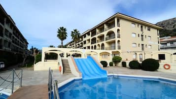 Hồ bơi ngoài trời