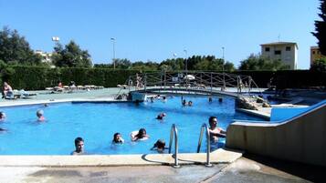 Hồ bơi ngoài trời