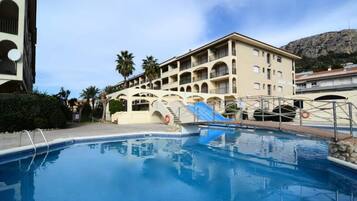 Hồ bơi ngoài trời