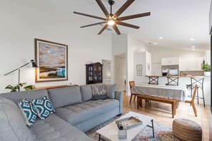 TV - Coastal Charm l Mins to State Park, Beach & DNTN! (St. Augustine)
