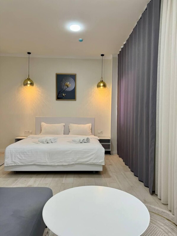 Rom – standard, byutsikt | Skrivebord, skrivebord for bærbar PC og wi-fi (inkludert)