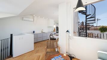 Appartement, 2 chambres, vue ville | Coin séjour