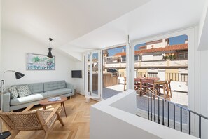 Apartment, 2 Bedrooms, City View | Living area