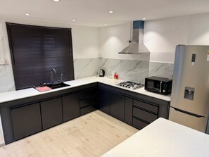 Refrigerador, microondas, parrilla de estufa y utensilios de cocina 