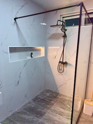 Haartrockner, Bidet, Handtücher, Seife