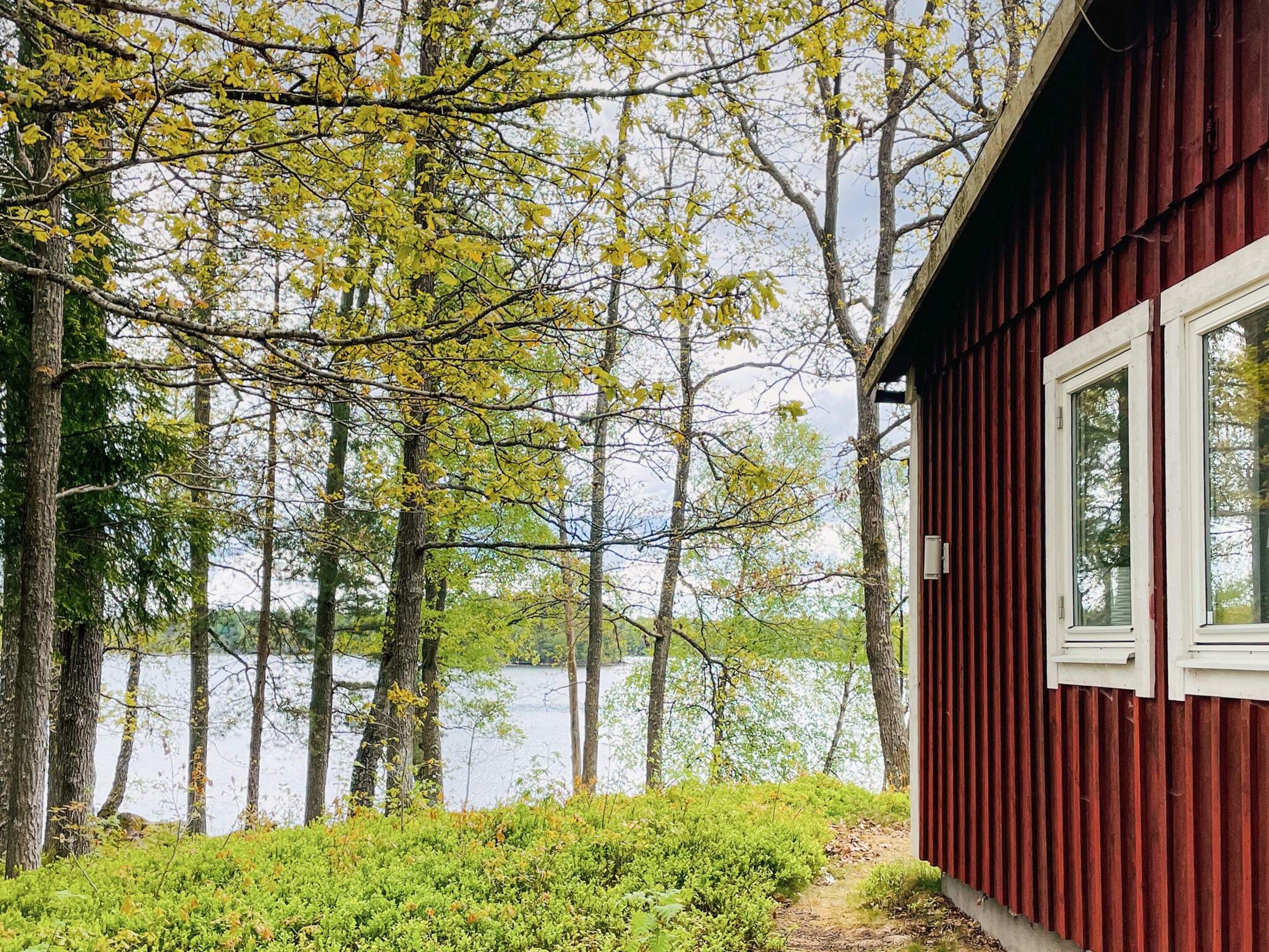 A cabin with a view of a lake and trees.
