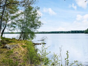 A calm lake with trees and a clear sky. - Holiday Home by the Water in Osby (Osby)