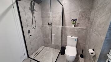 Een haardroger, handdoeken, zeep, shampoo