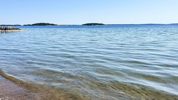 A clear view of a calm sea with distant islands. - 5 Person Holiday Home in Ingaro (Ingaro)
