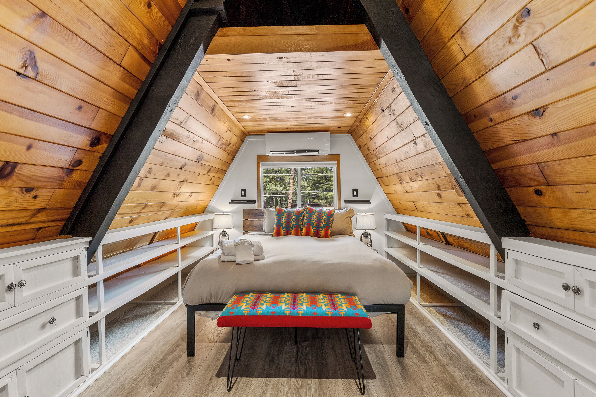 2 soverom, skrivebord, strykejern/-brett og wi-fi (inkludert)