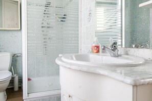 Douche, sèche-cheveux