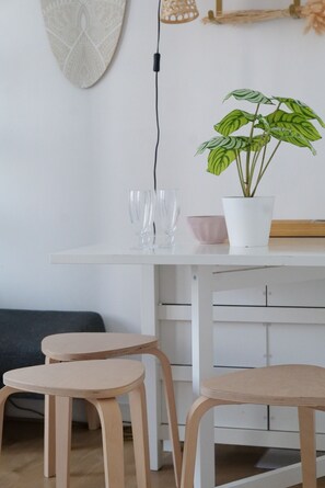 Dining - Charming Apartment in the City Center – Sleeps 4 – Rue Travot, Steps from the Beach (Les Sables-d´Olonne)
