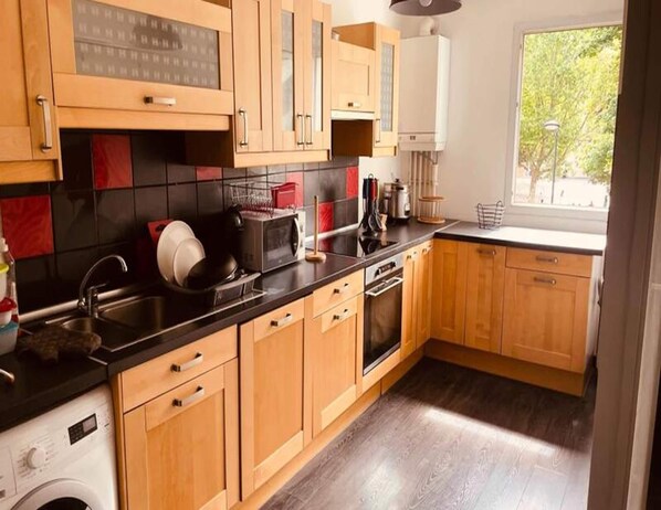 Fridge, microwave, oven, coffee/tea maker