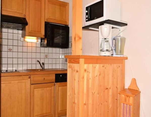 Køleskab, ovn, opvaskemaskine, kaffe-/temaskine