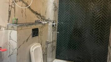 Serviettes fournies, savon, papier toilette