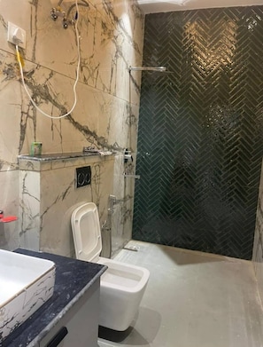 Håndklær, såpe og toalettpapir