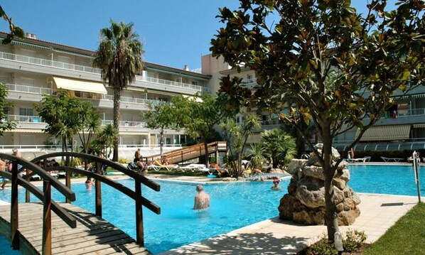 Una piscina al aire libre