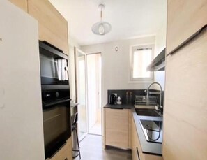 Fridge, microwave, oven, dishwasher - T With Balcony Near Beach (Six-Fours-les-Plages)