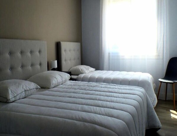 Iron/ironing board - T With Balcony Near Beach (Six-Fours-les-Plages)