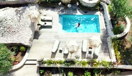 Una piscina al aire libre. Maison Mahana