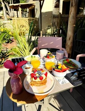 Free daily local cuisine breakfast  - Maison Mahana (Bonifacio)